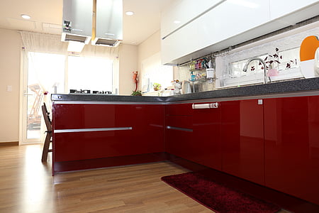 Namai pardavimui, virtuvė, interjeras, raudona
