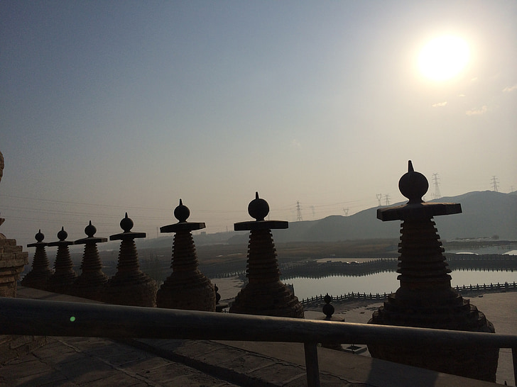 Zen, die Morgensonne, Stupa