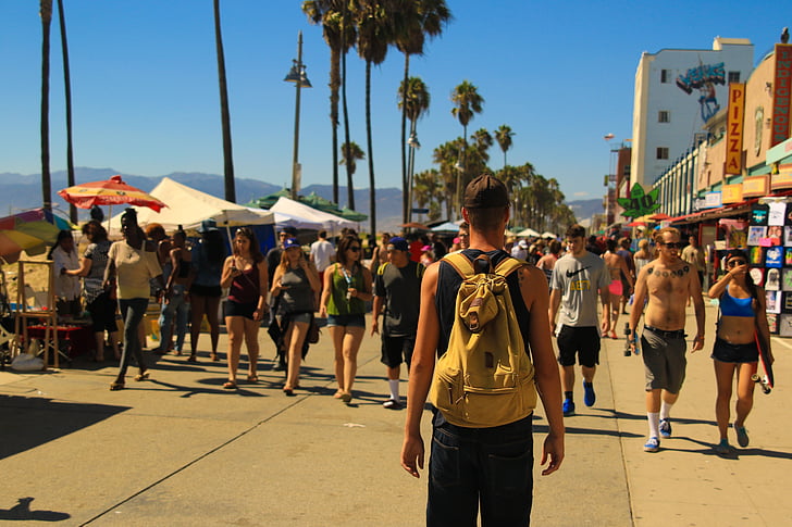Boardwalk, натовп людей, люди, що йдуть, сторони пляжу, узбережжя, людина, рюкзак