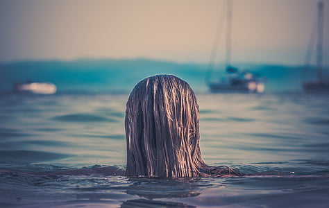 femeie, blonda, cu părul, corpul, apa, lângă, barca
