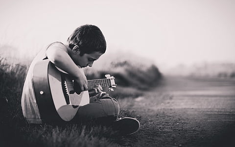 Dreng, guitar, sidder, udendørs, insturment, musik, spille