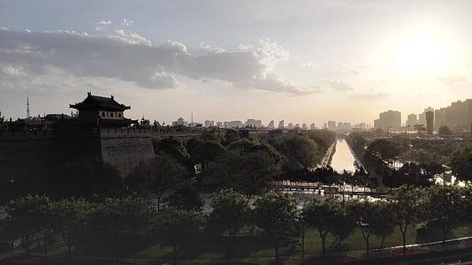 Xi'an, městské hradby, městská brána, vodní příkop, soumrak, Západ slunce, Slavnostní