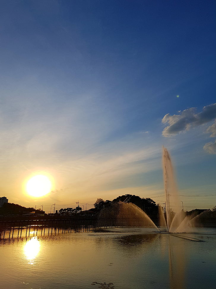 Lake, solnedgang, fontene