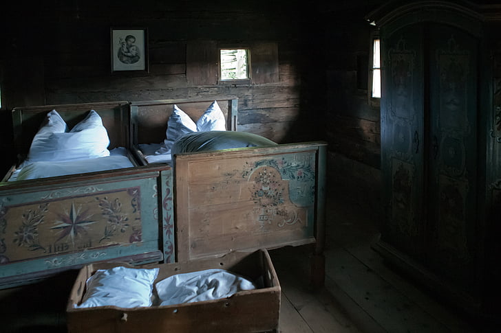 Maalaistalo, makuuhuone, vanha, käsinmaalattu sängyt, valkoinen pellava, himmennetyssä valaistuksessa, puinen