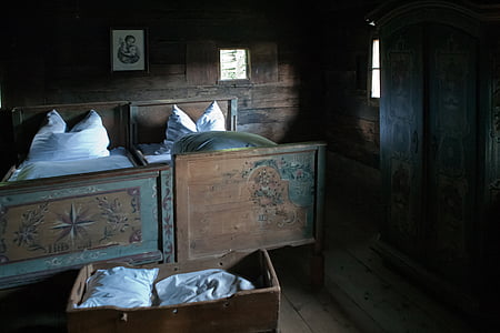 boerderij, slaapkamer, oude, handgeschilderde bedden, witte linnen, gedempt licht, houten