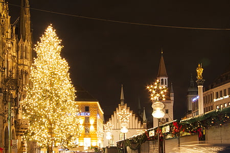 Ayuntamiento de la ciudad, gótico, neo gótico, Munich, Marienplatz, estatua de María, esplendor de la Navidad