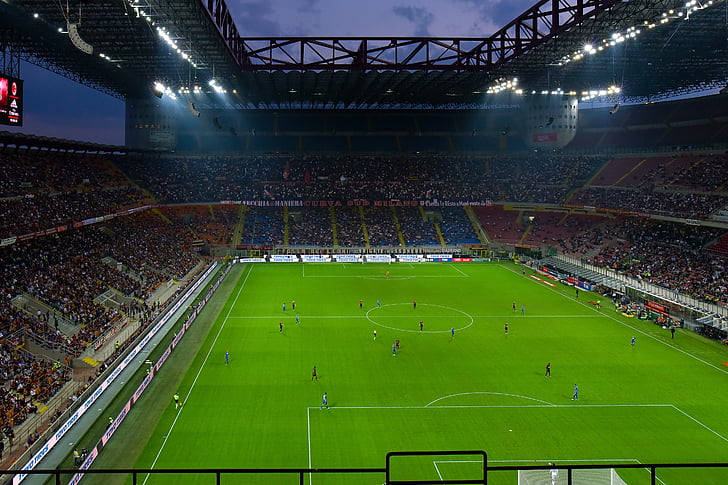 San siro, lumière d’inondation, match de football, stade de football, fans, tifoso, Milan