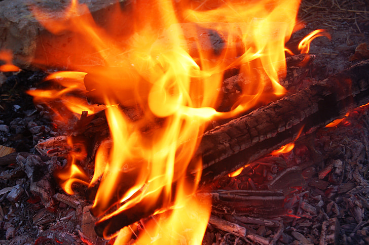 foc, fusta, a l'exterior