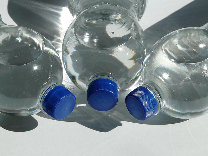 pudelid, plastpudel, pudel, mineraalvesi, vee, läbipaistev, kaas