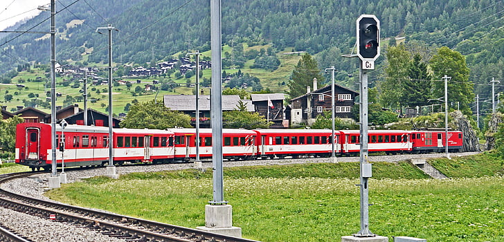 Sveitsi, Valais, Fiesch, Rhônen laaksoon, Matterhorn-Gotthardin-bahn, paikallisjunalla, diplomaatti traffic
