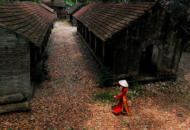 kvinde, rød, kjole, Walking, i nærheden af, huse, Pige