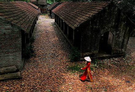 mulher, vermelho, vestido, caminhando, perto de, casas, menina