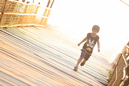 dijete izvodi, most, dijete, trčanje, drveni, dijete, trčanje