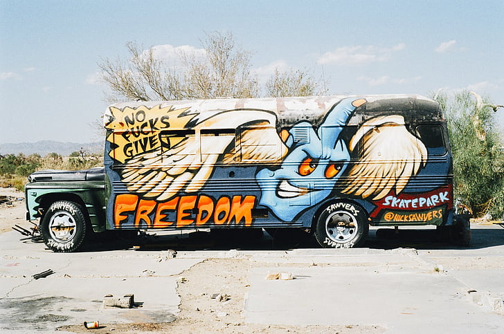 modra, oranžna, črna, polje, tovornjak, grafiti, avtobus