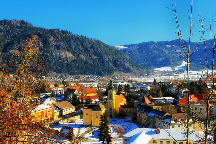 : Friesach, Austria, linn, küla, mäed, lumi, talvel