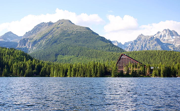Bir Vysoké tatry, Strba tarn, Göl, otel, Yaz, Slovakya, dağlar