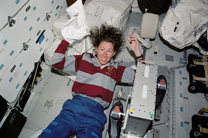 kvindelig astronaut vask håret, plads, shuttle, Atlantis, rumfærge, rumfartøj, køretøj
