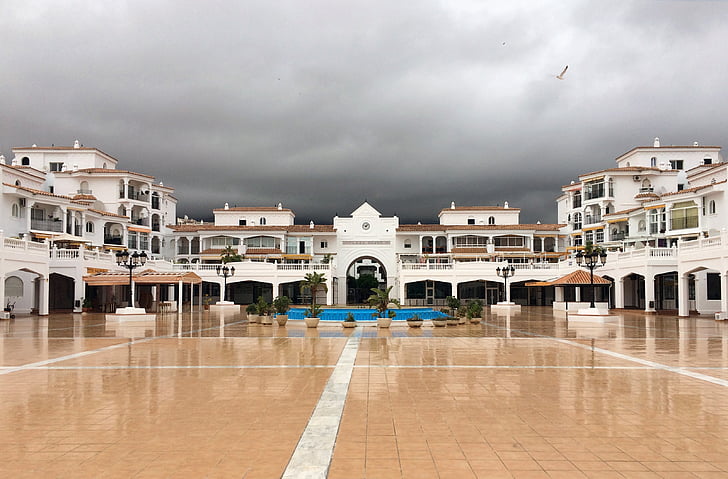 η πλατεία Plaza mayor μετά την καταιγίδα, Κεραυνός, Ισπανική Πλατεία, Ισπανία, προορισμό Benalmádena, βροχή