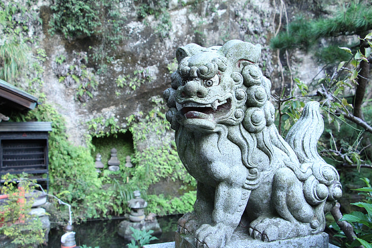 Japāna, Ruins, sargu suņi