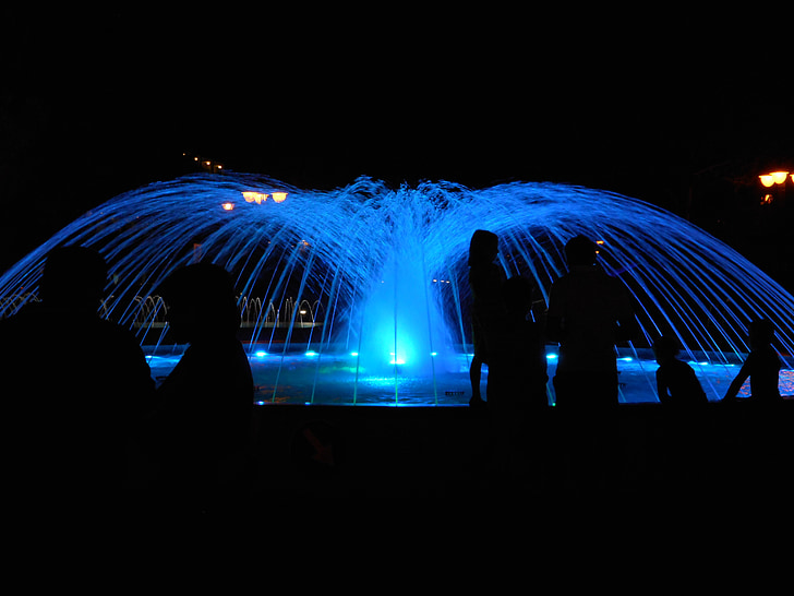 Fontana, naktī, apgaismoja, ūdens, pilsētā-Bibione
