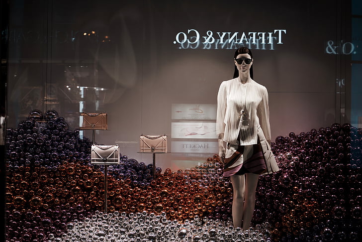 Tiffany, Co, læder, tasker, display, i nærheden af, kvinde