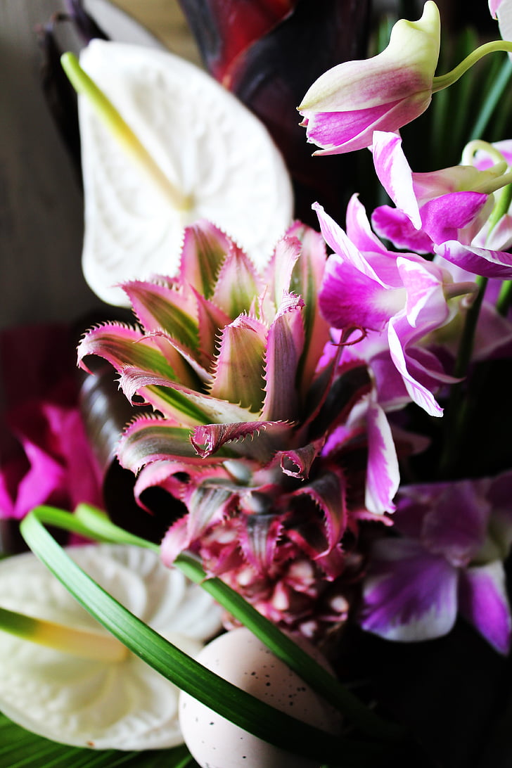 virág kompozíció, ananász, orchidea, Arum, mini ananász, rózsaszín, lila