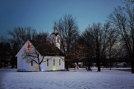 Chiesa di Natale, Chiesa alla notte, Chiesa di vacanza, città di Natale, luci di Natale, paesaggio