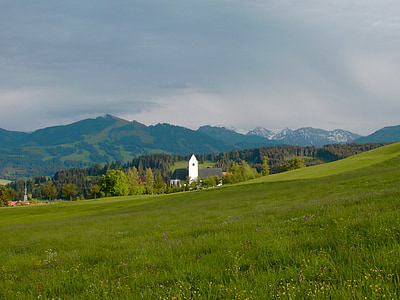 panoraamanäköalalla vuoristoon, kirkko, Mittelberg, Oy-mittelberg, Allgäu, vuori niitty