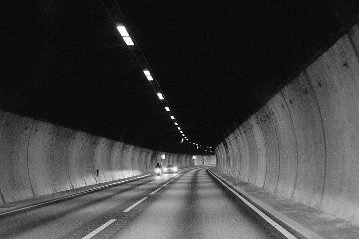 tunelové propojení, cesta, dlažba, automobily, motorka, motocyklu, světla