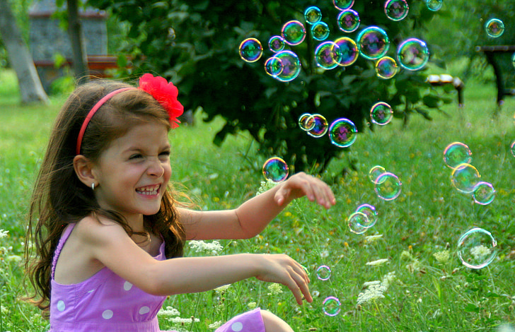 Pige, sæbebobler, smil, græs, bobler, boble, barn