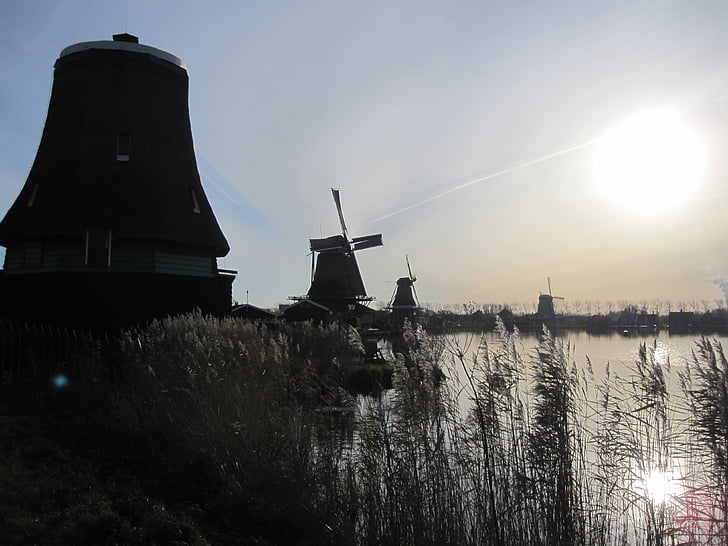 Mills, Zaanse schans, Hollanti, Alankomaat, sininen taivas, Hollannin maisemaa, vesi