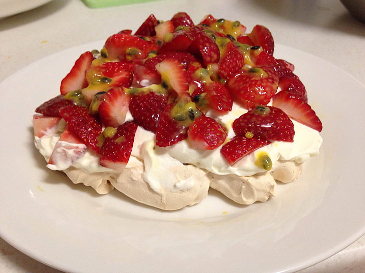 dessert aux fraises, fruit de la passion, glace, Chantilly, crème, biscuit, gâteau