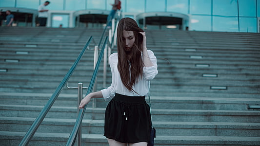 photoshoot, sous la ville de Moscou, jupe noire, chemisier, jeune fille, cheveux, moderne