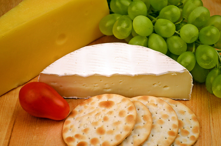 camembert, queso, uvas, galletas, alimentos, productos lácteos, gourmet