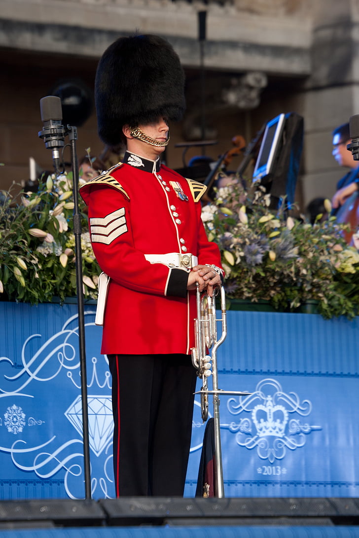 trompetista, trompetista de fanfarra, Palácio de Buckingham, festa de coroação, túnica vermelha, Busby, guarda de honra