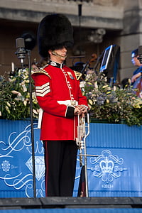 trompetçi, tantana trompetçi, Buckingham Sarayı, taç giyme töreni gala, Kırmızı tunik, kürk başlık, görevlisi onur
