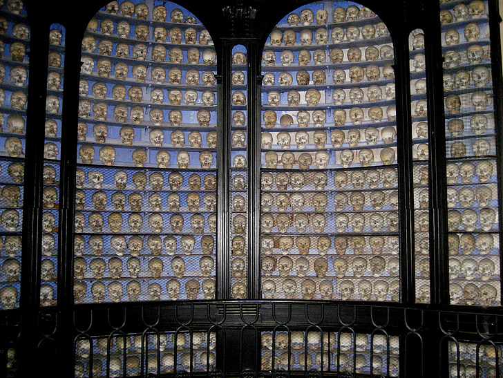 casa charnel, crani, crani amb ossos creuats, commemorar, Batalla de solferino, Sant martino, Itàlia