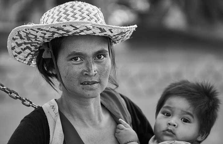 maman, chapeau, des femmes, documentaire, enfant, noir et blanc, Cambodge