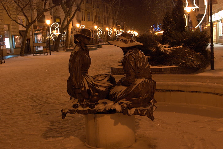 Békéscsaba, rue, hiver, neige, statue de, dans la soirée