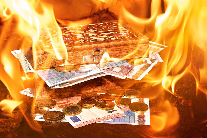 Truhla s pokladem, peníze, dřevo, oheň, papírové peníze, mince, plamen