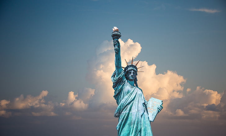 statue de la liberté, nuages, Liberté éclairant le monde, torche, flamme, soulevées, Couronne