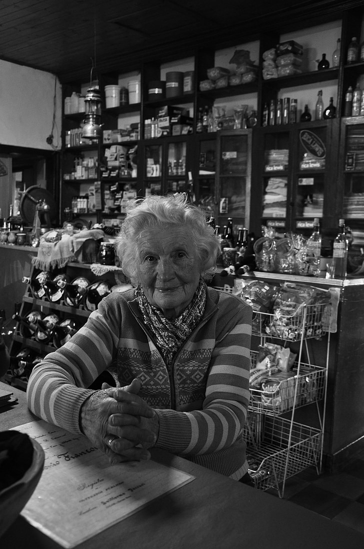 bestemor, butikk, mellom elvene, gammel dame, lokale, svart-hvitt, Senior voksne