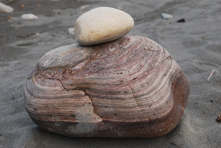 piedra, con textura, color rojizo, cauce del río