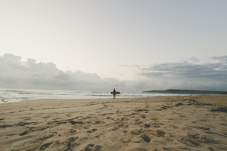 personne, debout, à côté de, bord de mer, Holding, planche de surf, en journée