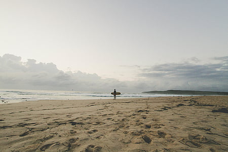 osoba, stojící, vedle, pobřeží, hospodářství, surfovací prkno, Délka dne