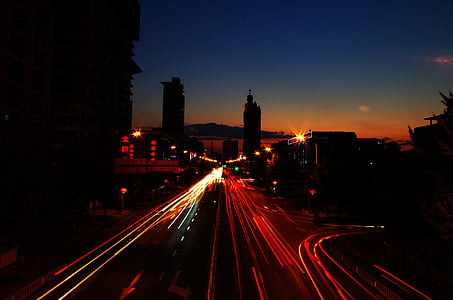 Jinzhou, vue de nuit, train léger sur rail, ville, route, coucher de soleil, urbain