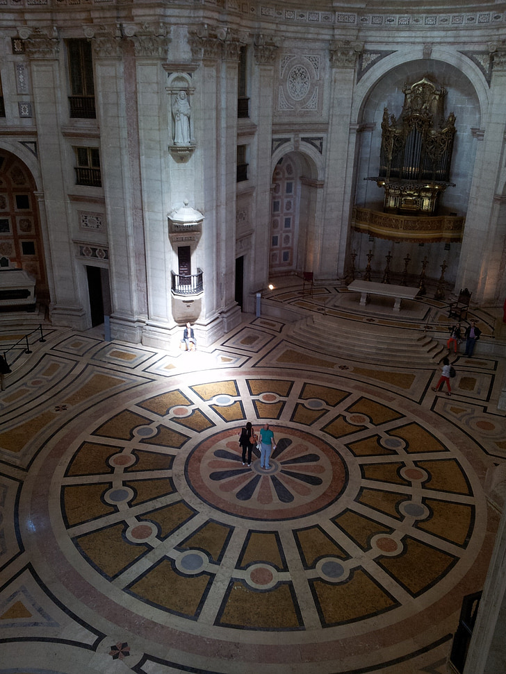 Lisabonská, Pantheon, vnútri