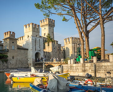 Скалижер замък, езерото Гарда, Италия, лодки, кула, пътуване, Крепост Сирмионе