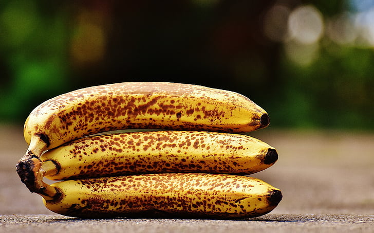 banaanid, puuviljad, puu, terve, kollane, pruunid laigud, banaani koor