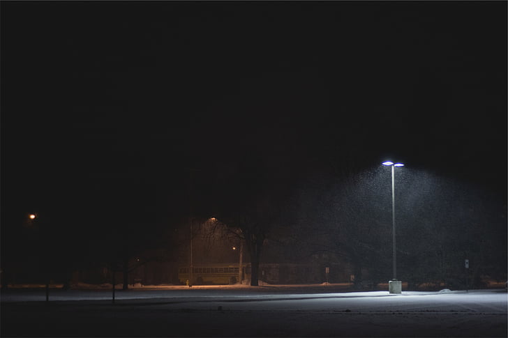 chodník, v blízkosti zariadenia:, vysoký, stromy, noc, Čas, parkovisko